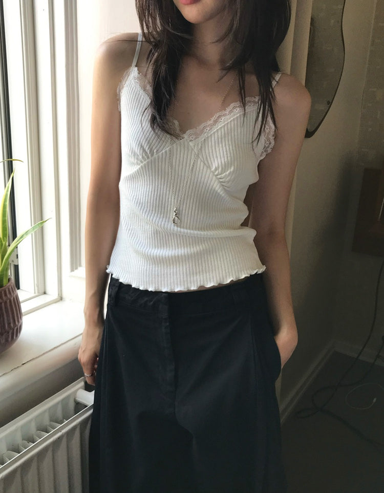 蕾絲邊胸線細節上衣