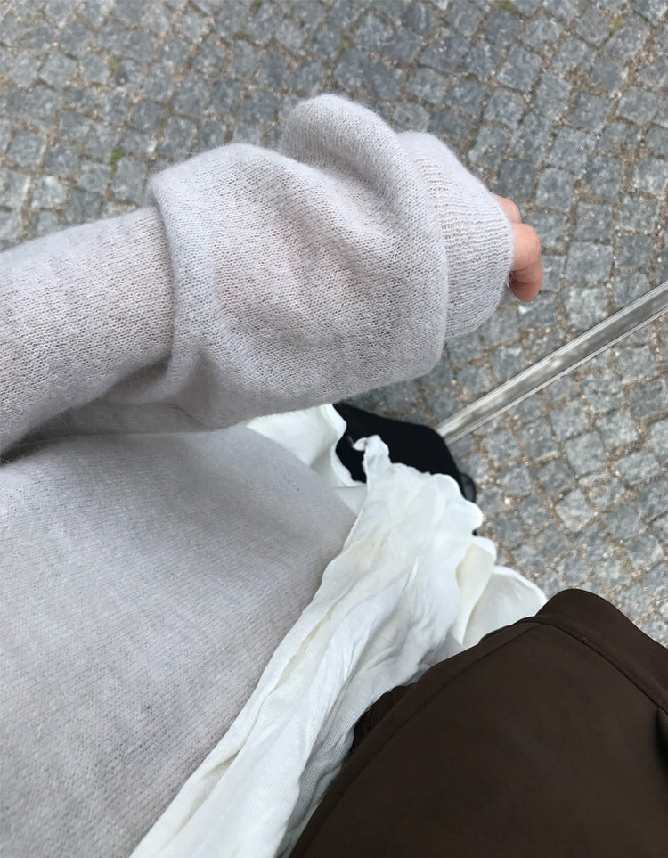 透膚扣鈕V領細節針織上衣