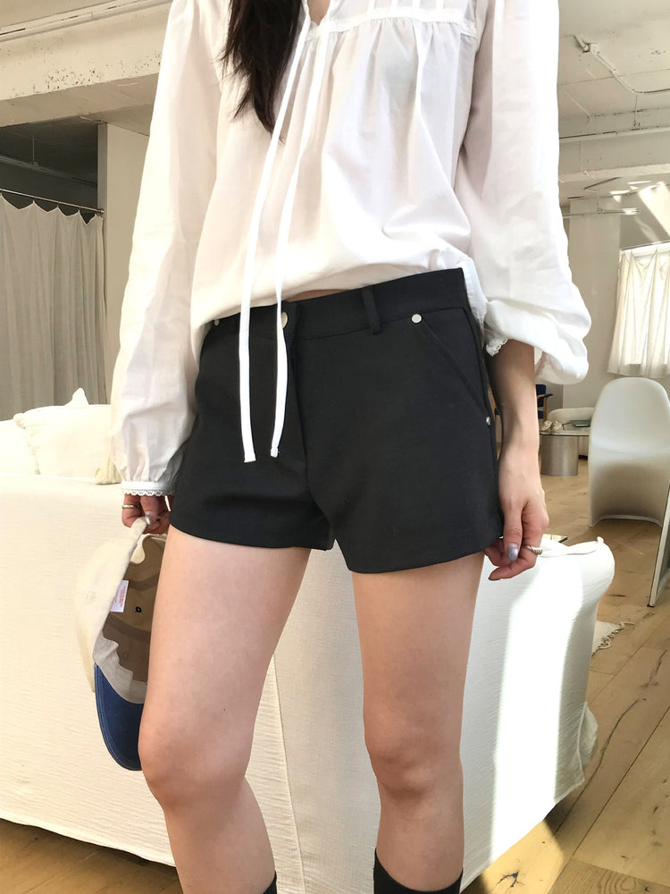 基礎鉚釘細節低腰短褲