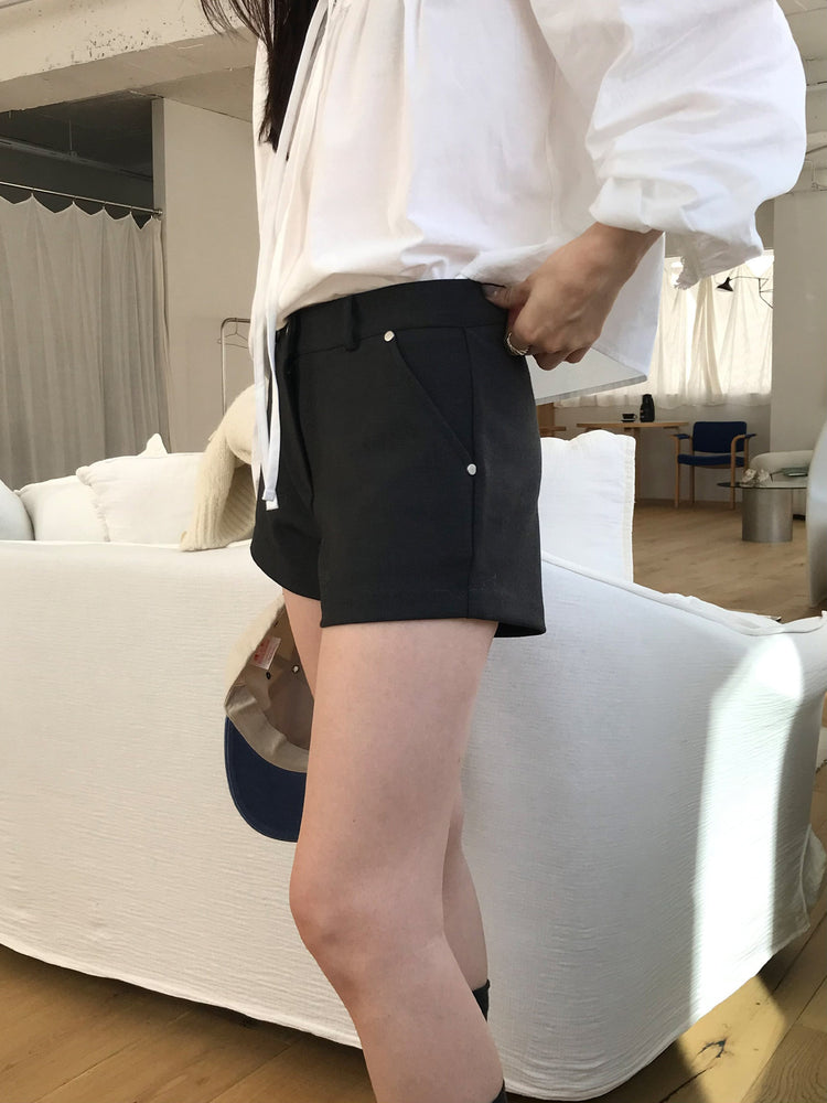 基礎鉚釘細節低腰短褲