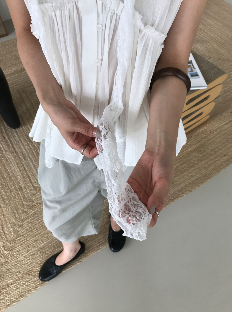 浪漫V領蕾絲胸壓線細節上衣