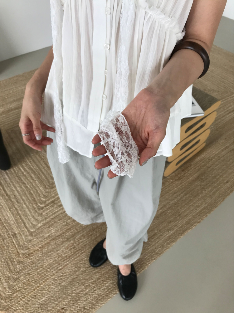 浪漫V領蕾絲胸壓線細節上衣
