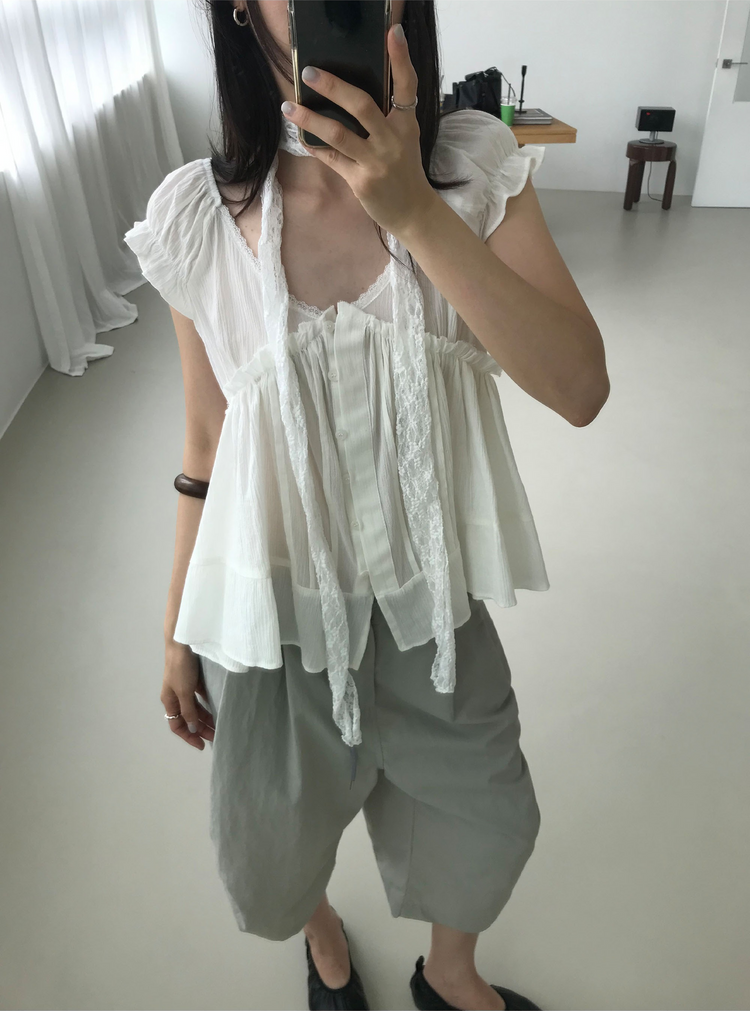 浪漫V領蕾絲胸壓線細節上衣