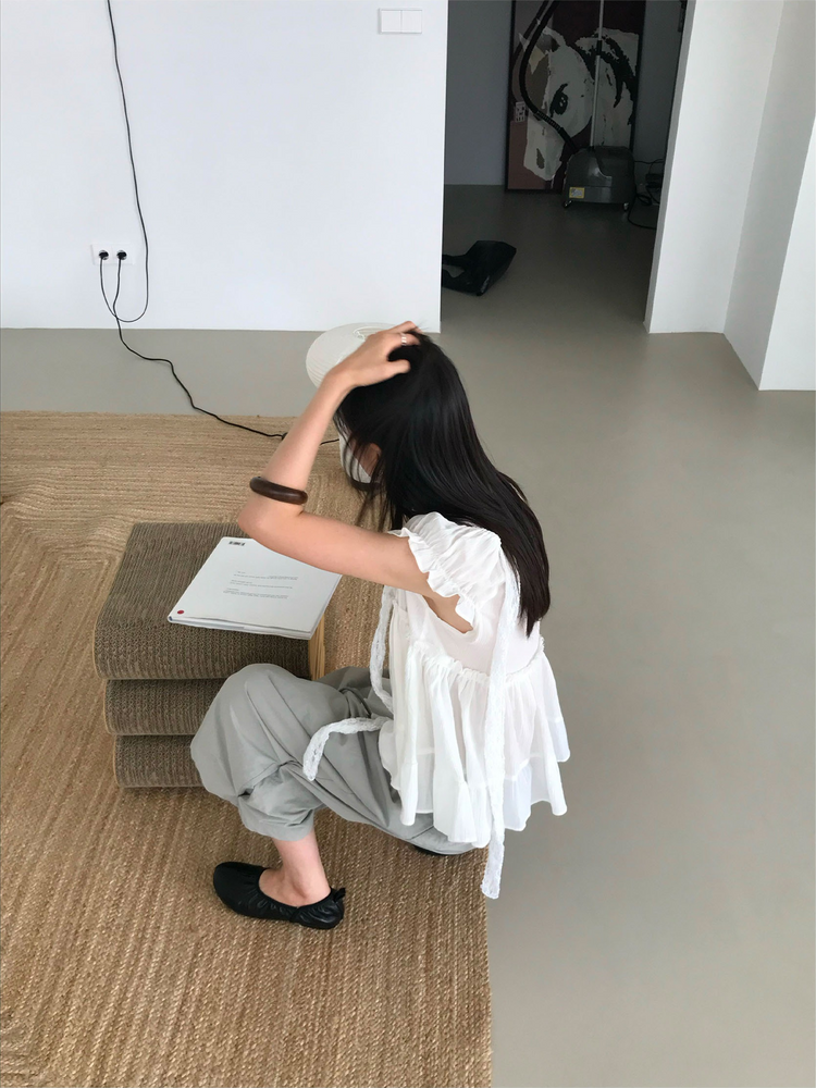 浪漫V領蕾絲胸壓線細節上衣