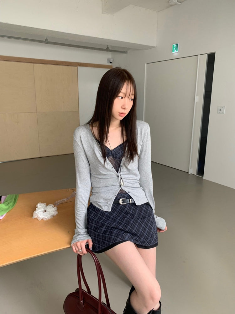 V領排鈕抓皺細節上衣