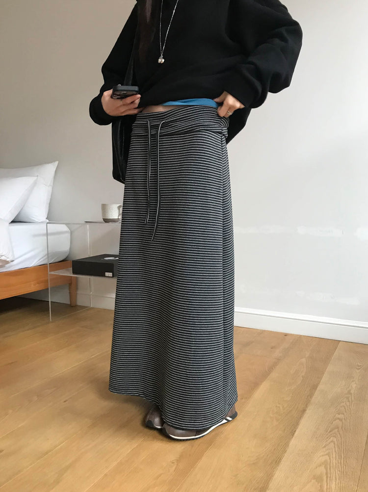 反折條紋抽繩細節及踝裙