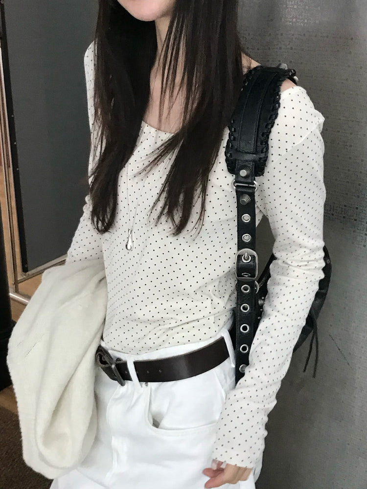 大圓領波點細節上衣