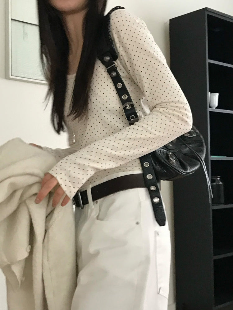 大圓領波點細節上衣