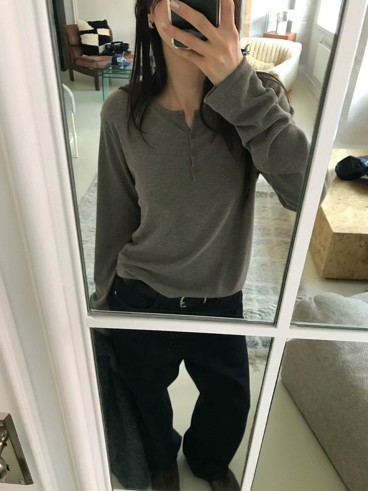 微鬆圓領半扣鈕細節上衣