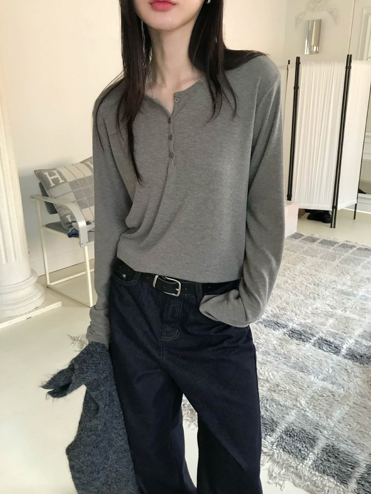 微鬆圓領半扣鈕細節上衣