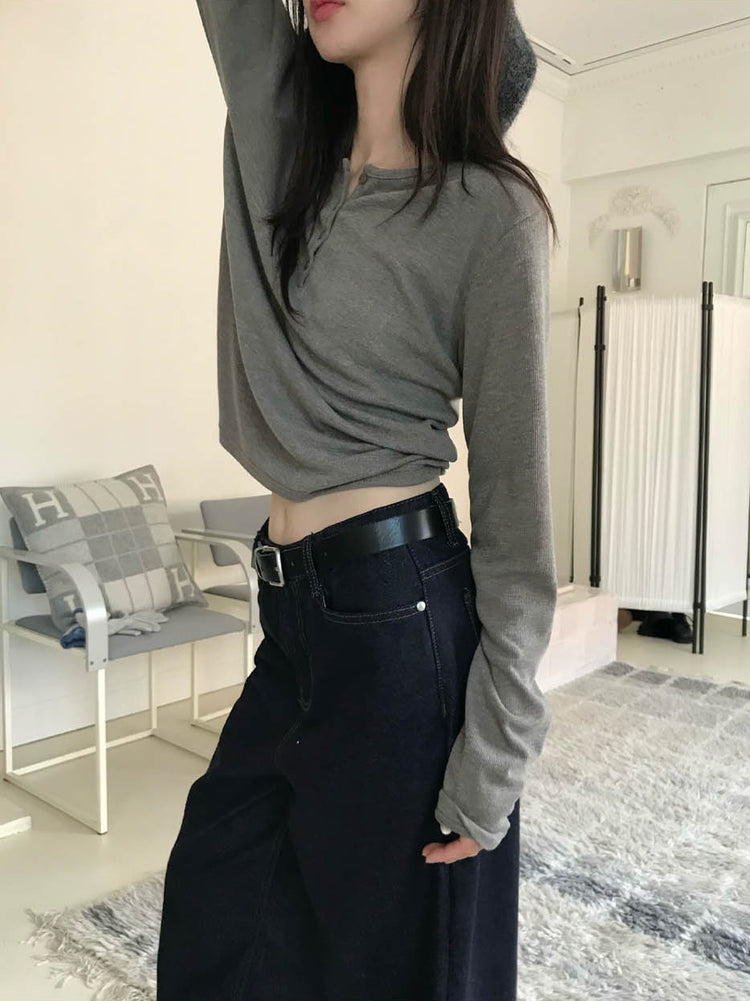 微鬆圓領半扣鈕細節上衣