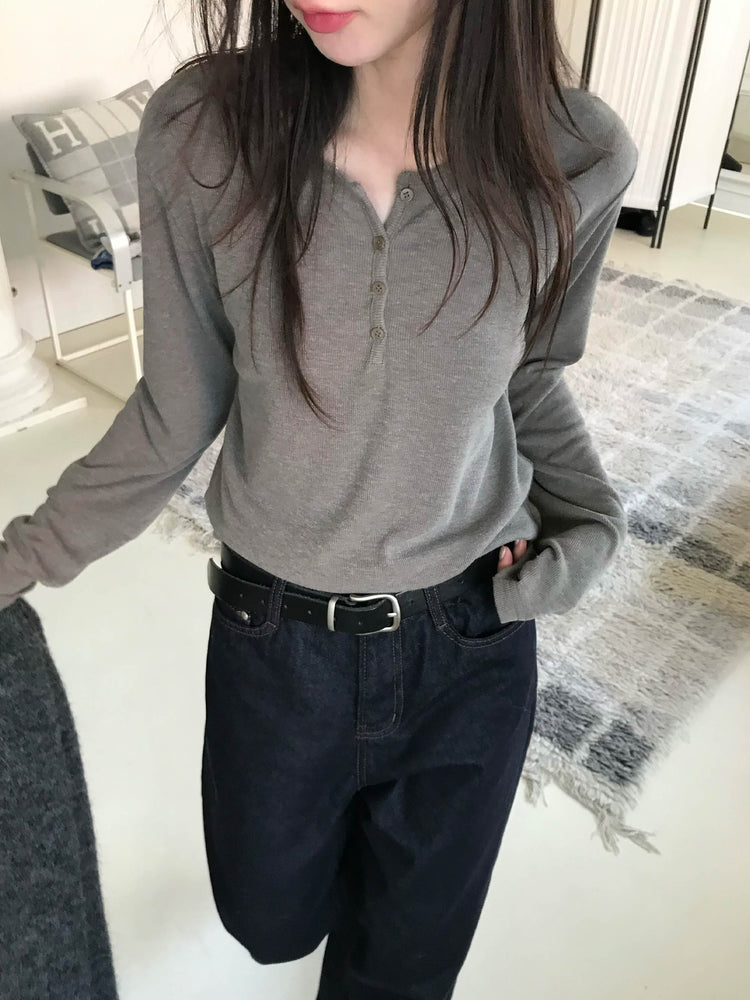 微鬆圓領半扣鈕細節上衣