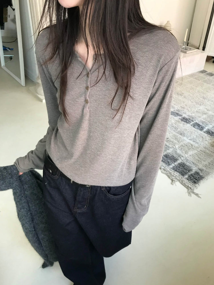 微鬆圓領半扣鈕細節上衣