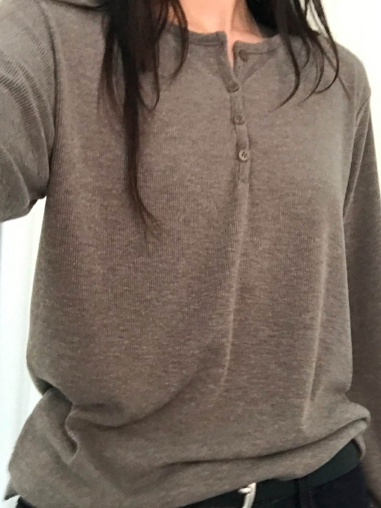 微鬆圓領半扣鈕細節上衣