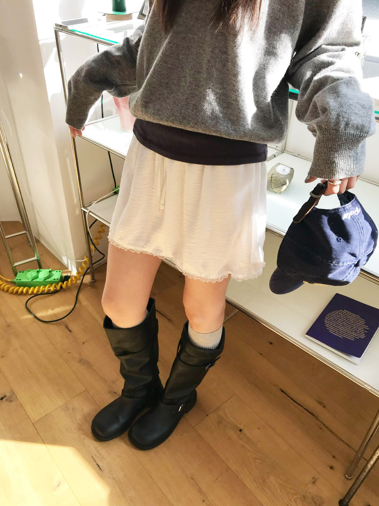 光澤感蕾絲邊細節短裙