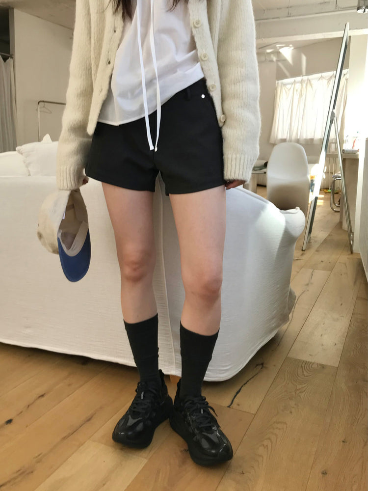 基礎鉚釘細節低腰短褲