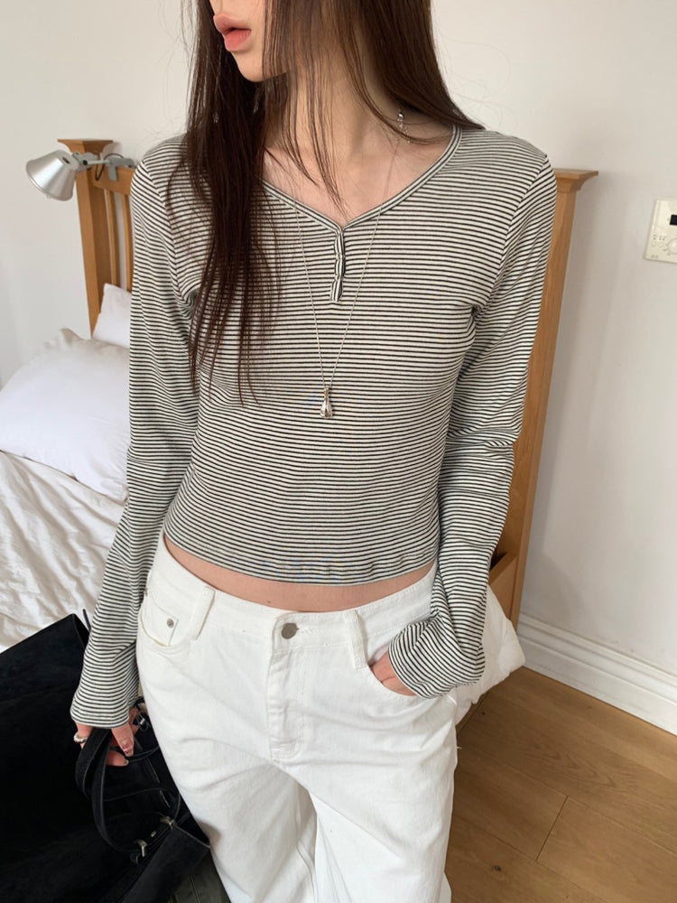 條紋V領暗扣細節上衣