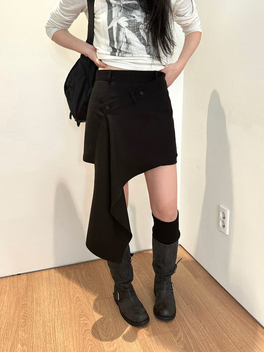 不規則下擺扣鈕短裙