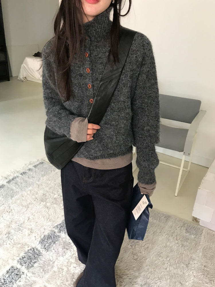 微鬆圓領半扣鈕細節上衣