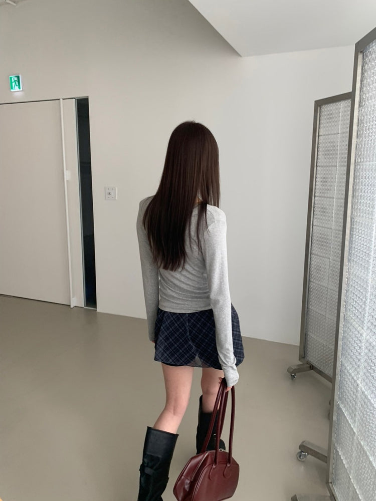 V領排鈕抓皺細節上衣