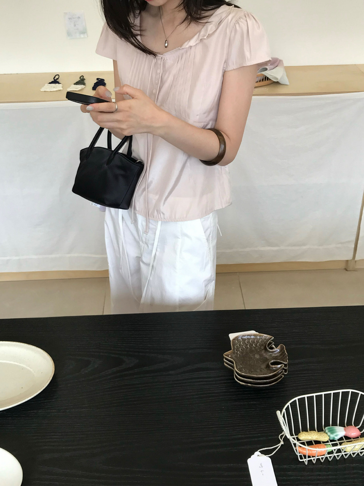 荷葉邊壓胸腺細節上衣