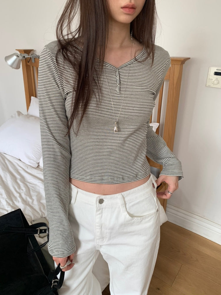 條紋V領暗扣細節上衣
