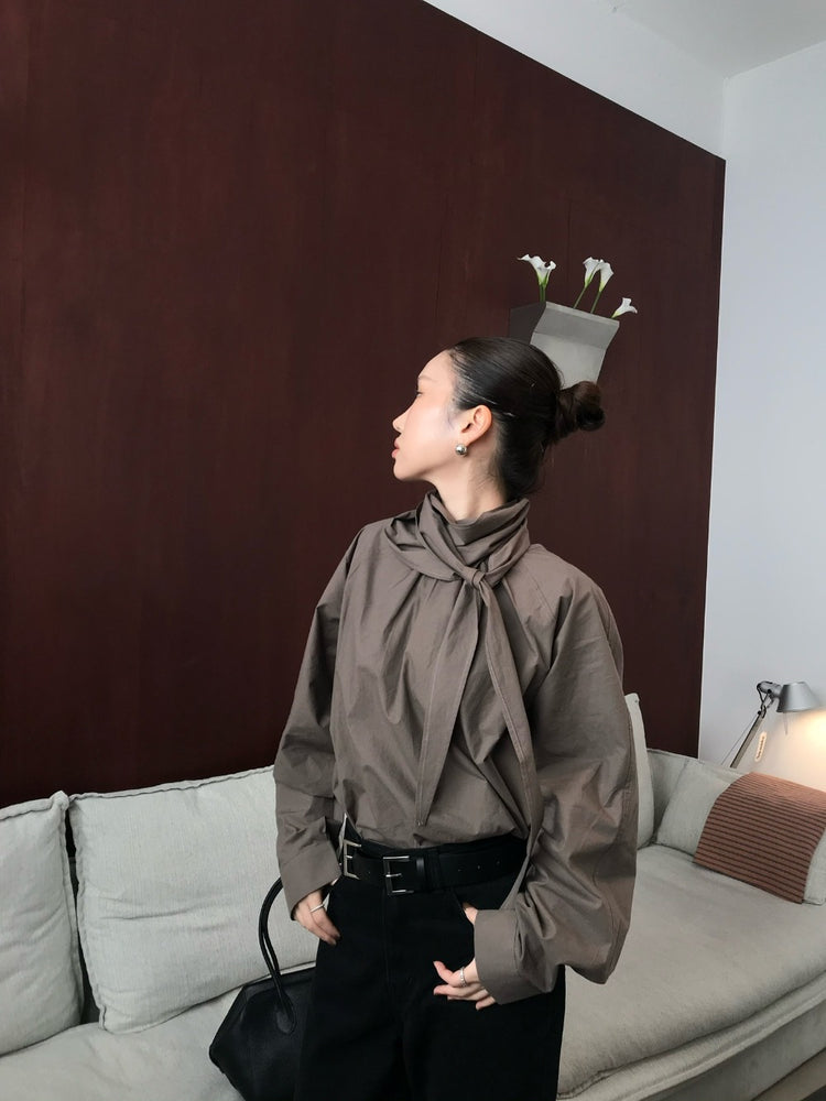 三角領巾圓領襯衫套裝
