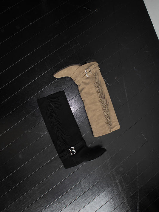 麂皮流蘇細節尖頭長靴