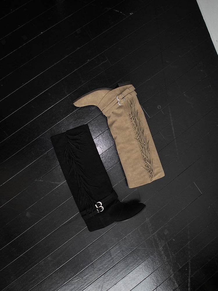 麂皮流蘇細節尖頭長靴