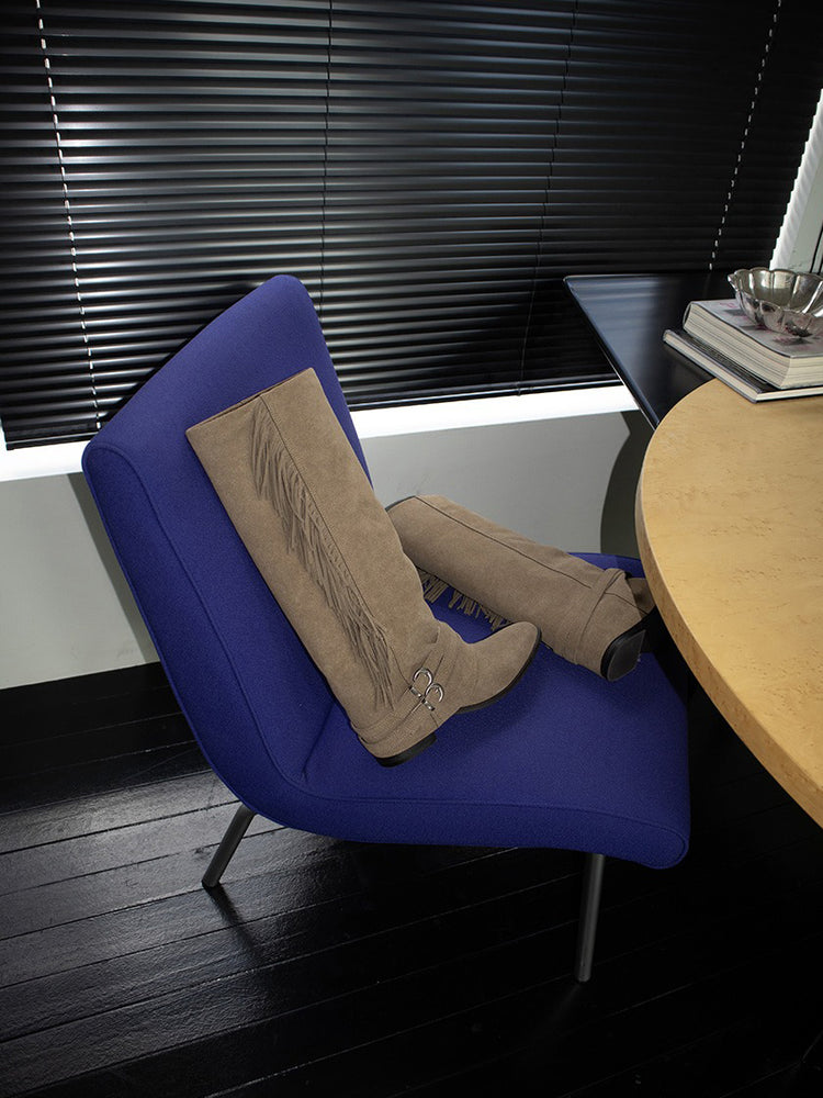 麂皮流蘇細節尖頭長靴