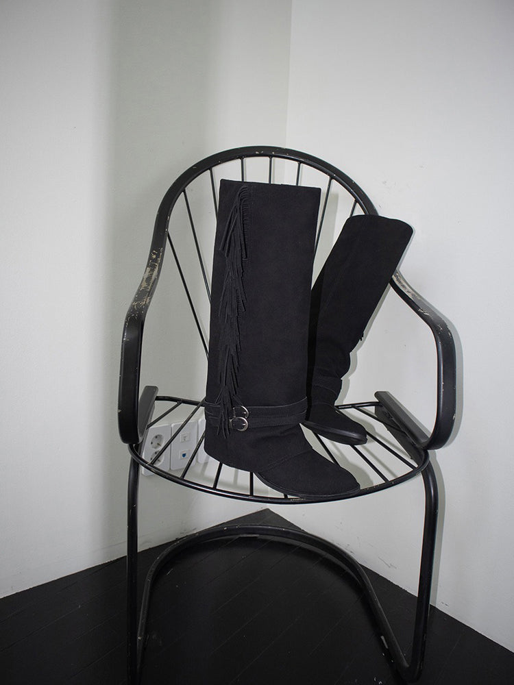 麂皮流蘇細節尖頭長靴