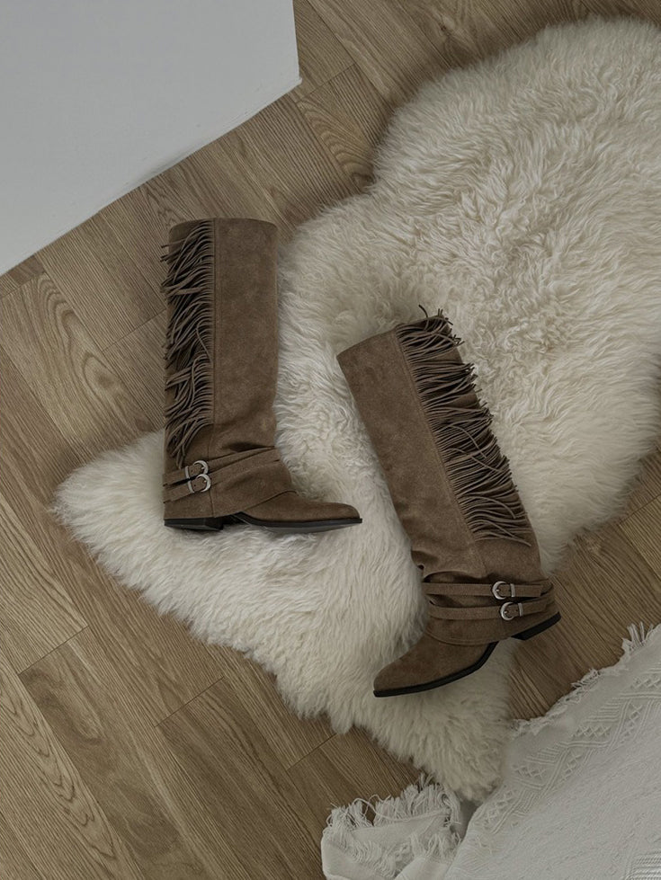 麂皮流蘇細節尖頭長靴