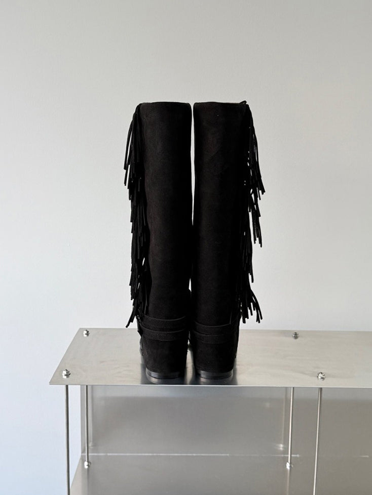 麂皮流蘇細節尖頭長靴