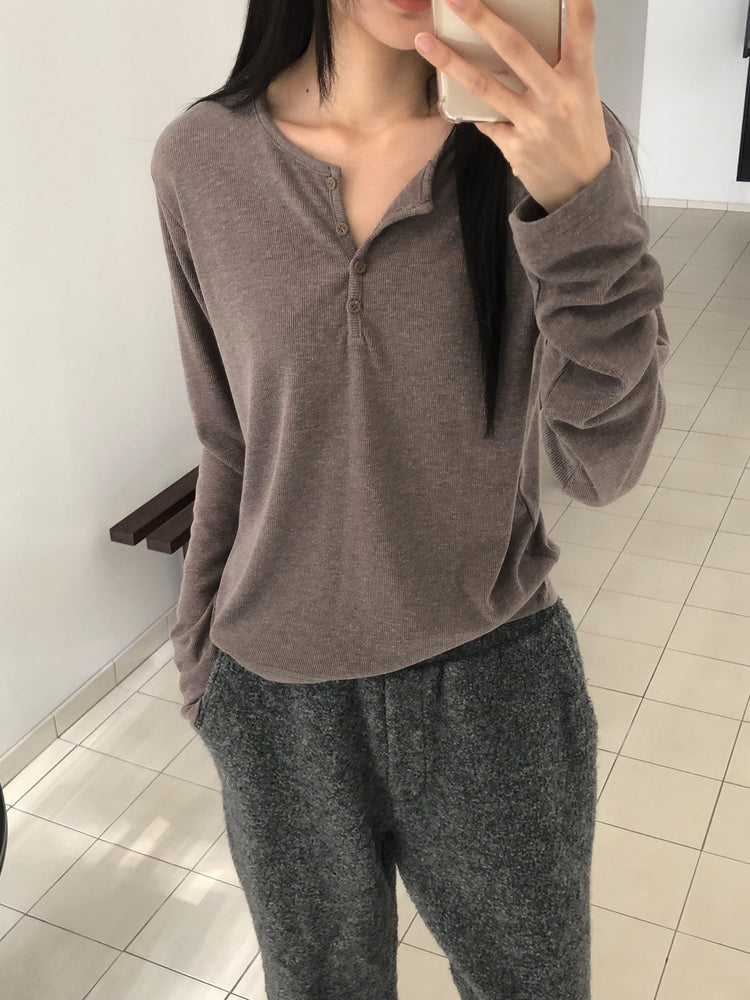 微鬆圓領半扣鈕細節上衣