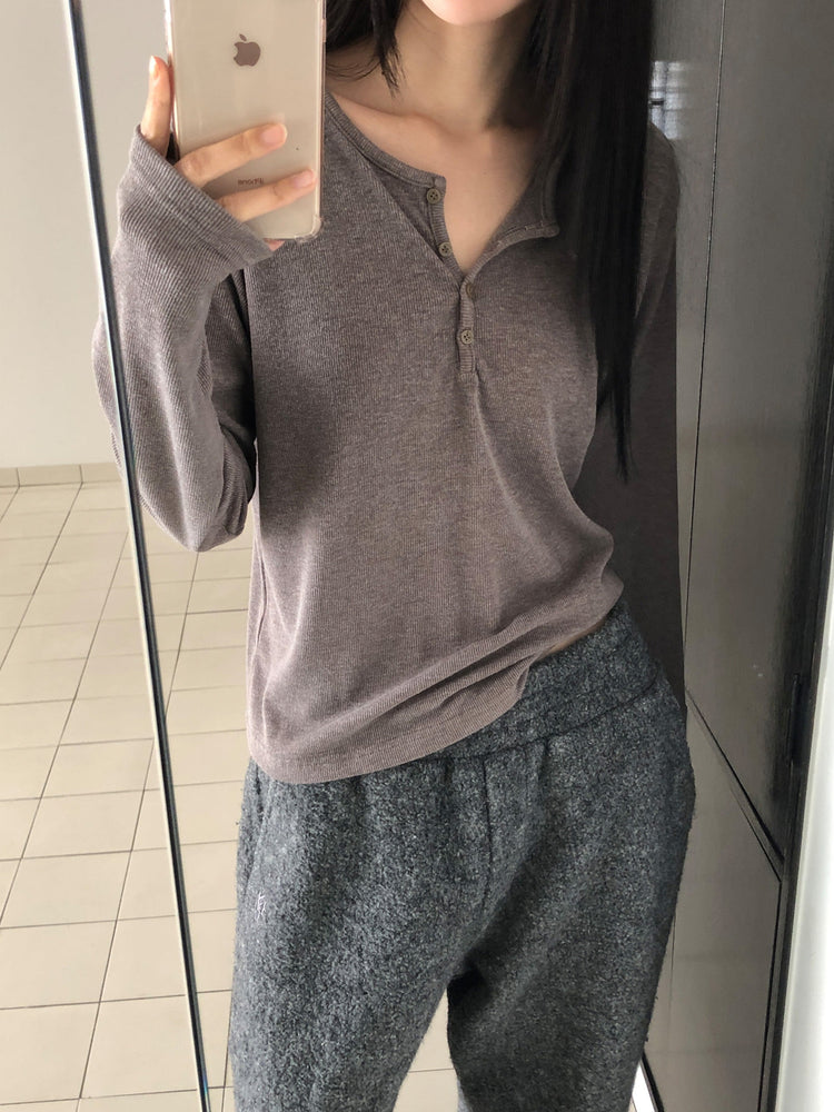 微鬆圓領半扣鈕細節上衣