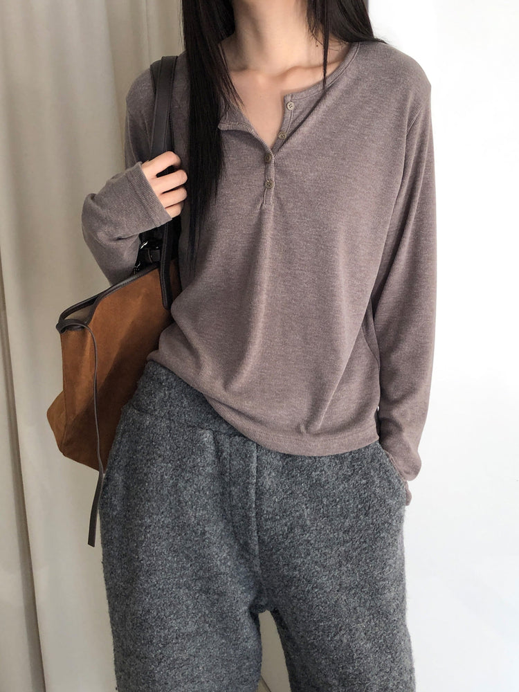 微鬆圓領半扣鈕細節上衣