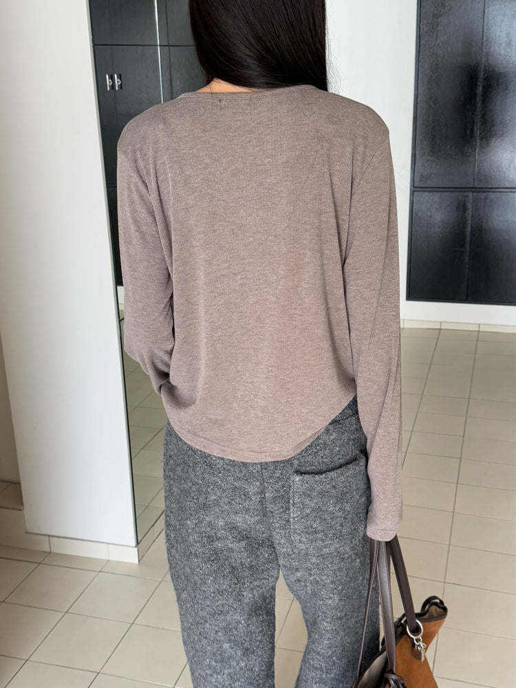 微鬆圓領半扣鈕細節上衣