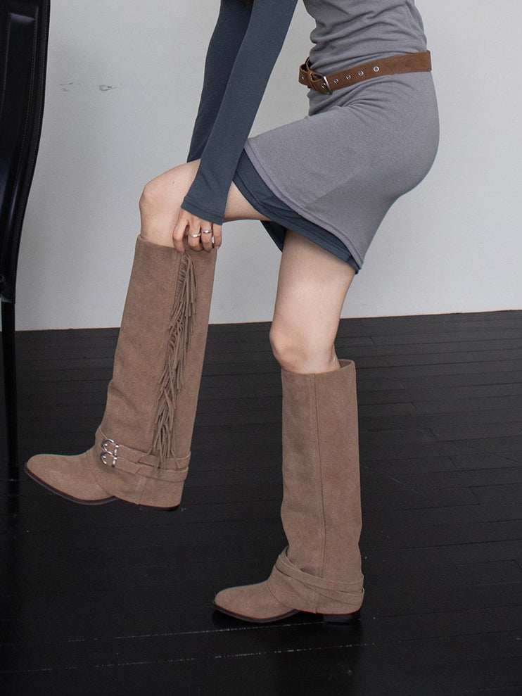 麂皮流蘇細節尖頭長靴