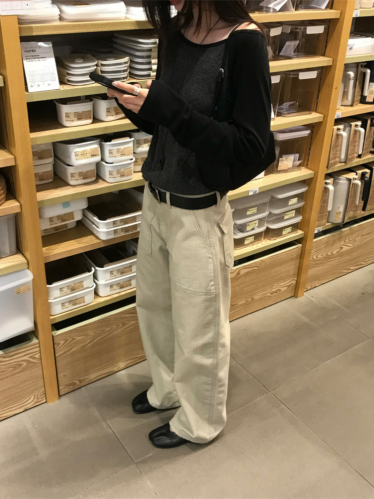 美肩撞色牛角袖細節上衣