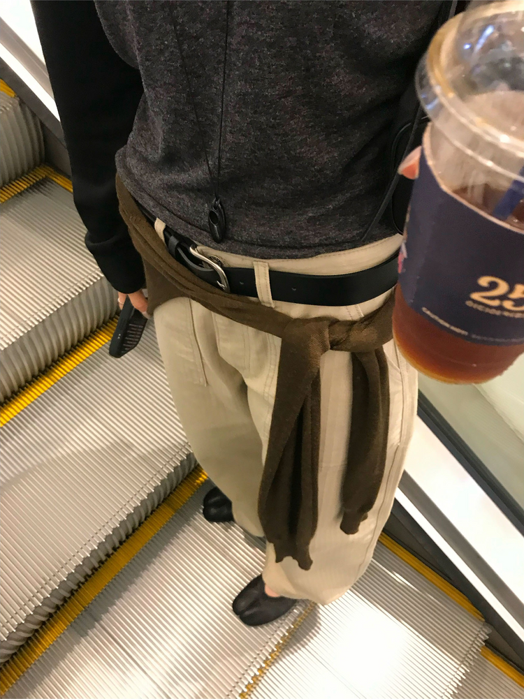 美肩撞色牛角袖細節上衣