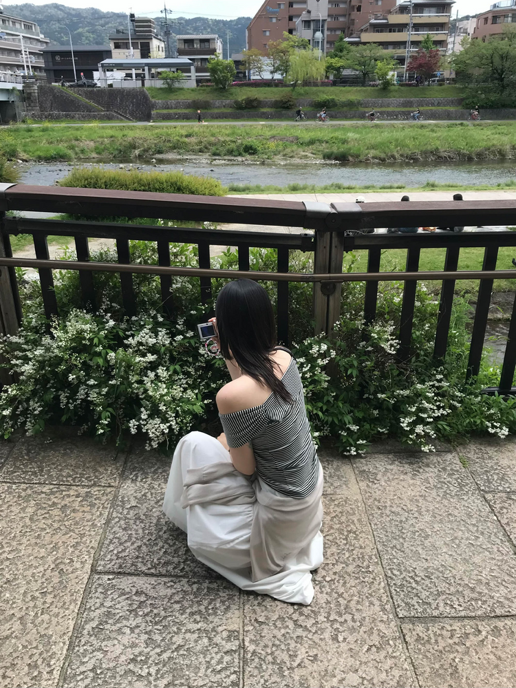 美肩條紋交疊細節上衣