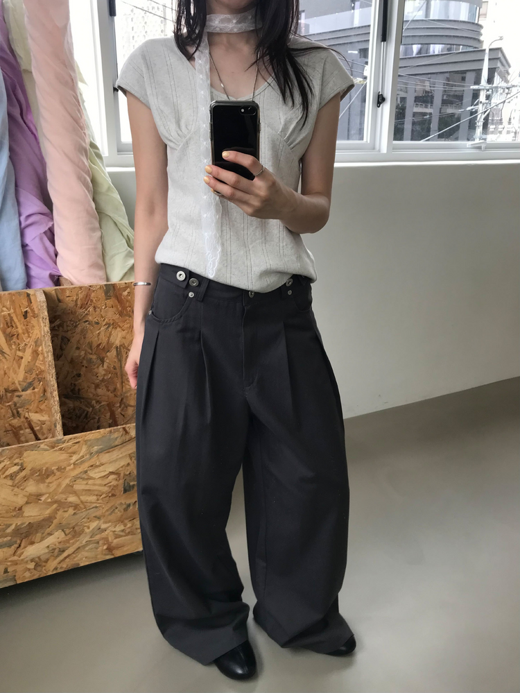 縷空暗紋胸壓線細節上衣
