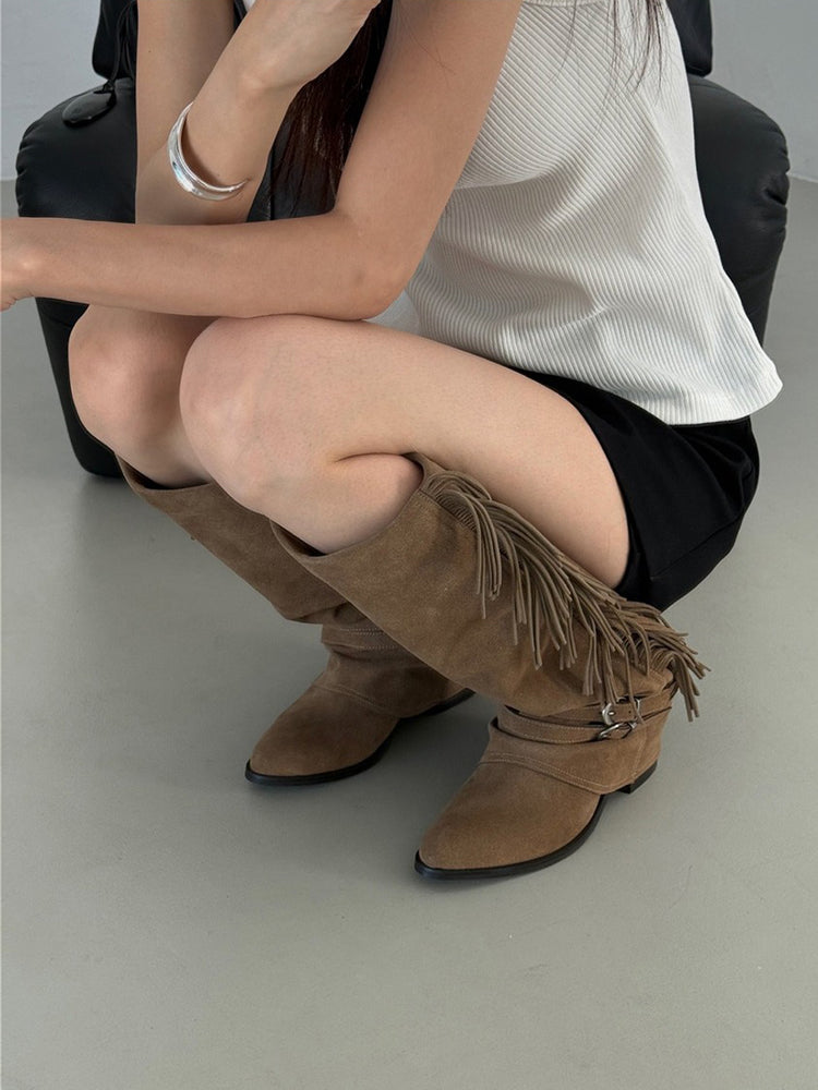 麂皮流蘇細節尖頭長靴