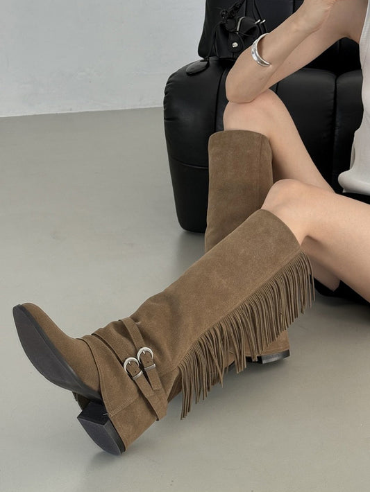麂皮流蘇細節尖頭長靴