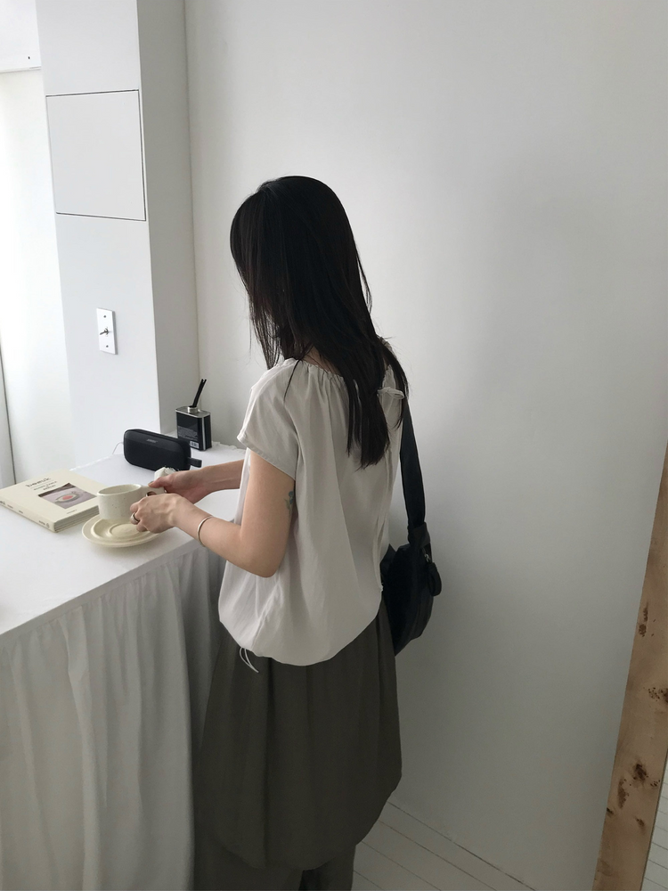 輕薄抓皺細節束腰上衣