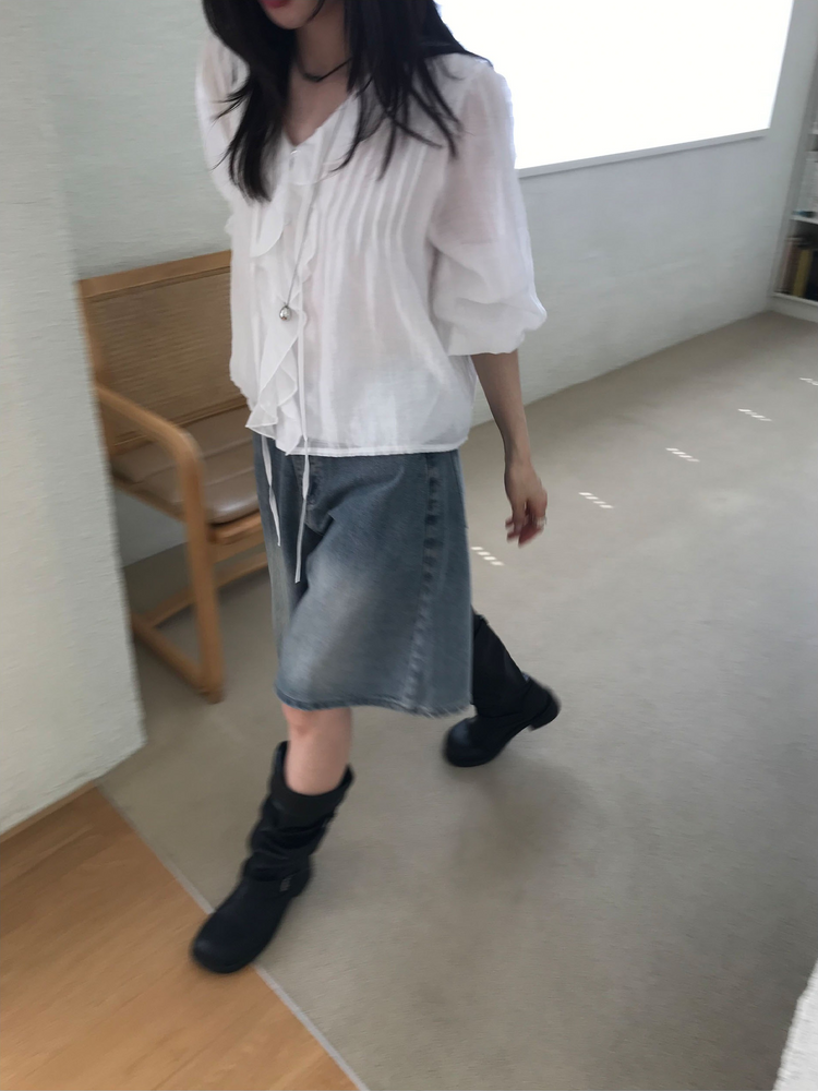 荷葉邊垂帶細節上衣