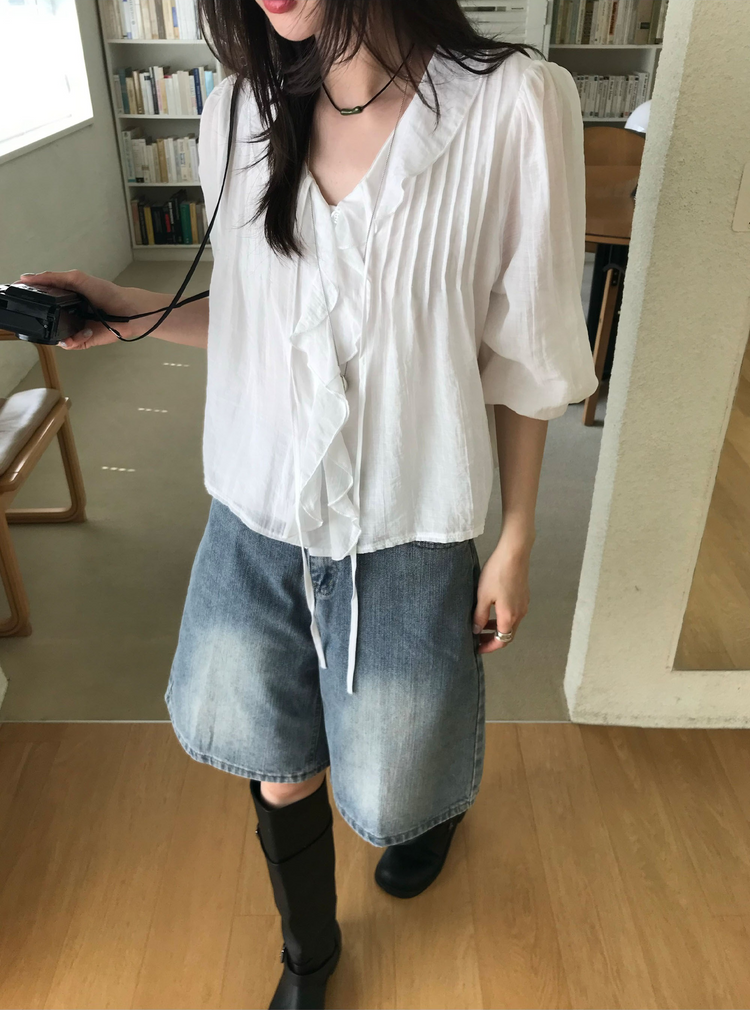荷葉邊垂帶細節上衣