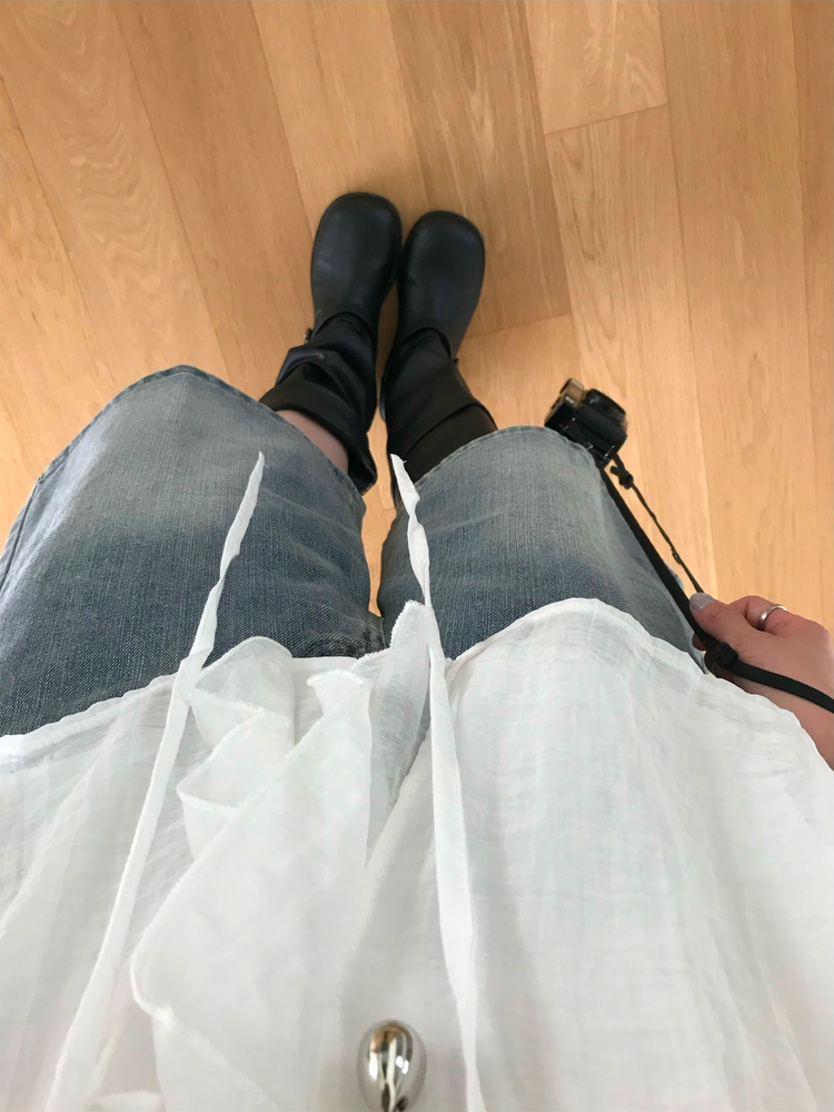 荷葉邊垂帶細節上衣