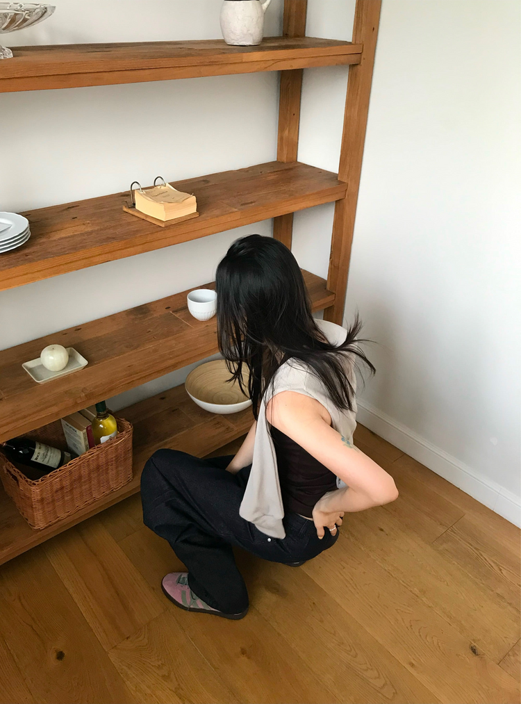 原色內壓褶細節彎刀牛仔褲