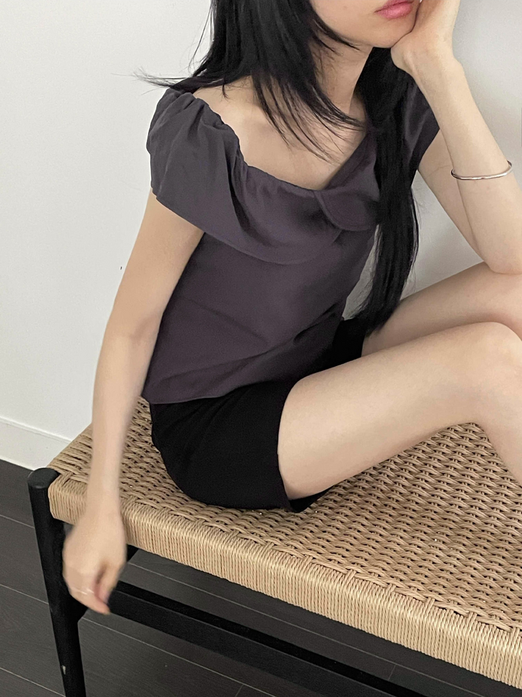 美肩反折弧線細節上衣